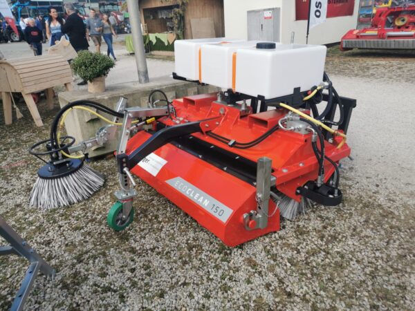 Kehrmaschine mit Wassertank